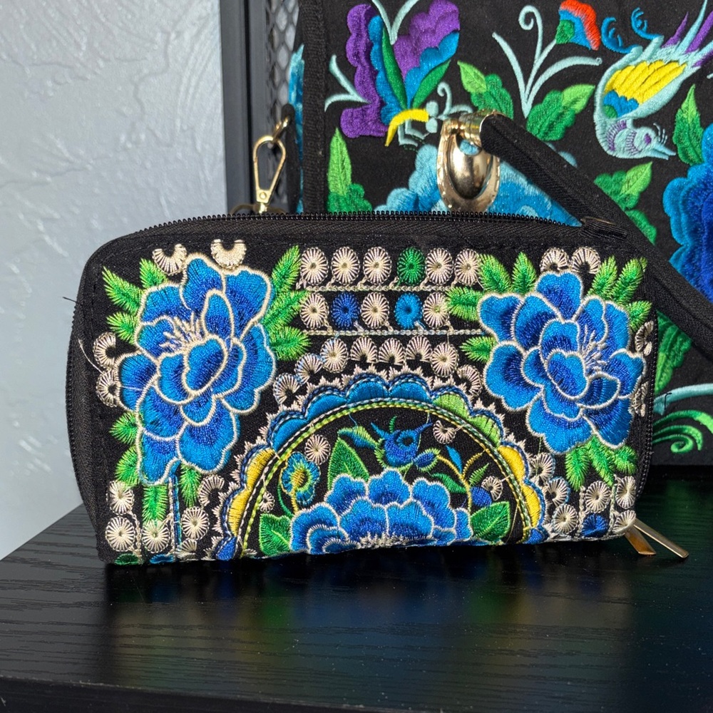 Embroidered Floral Black Handbag - Picture 5 of 9